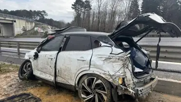 Kaza sonrası bariyerler ve araç