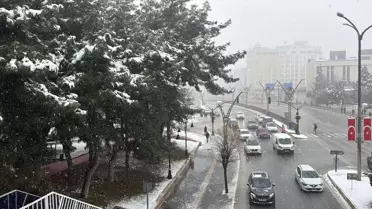 Mardin sokaklarında birikmiş kar