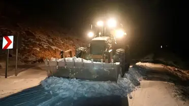 Belediye ekipleri kar temizleme aracıyla çalışıyor