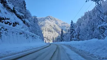 Kar yağışıyla kapalı yol görüntüsü