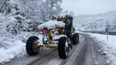 Kar nedeniyle kapanan köy yolu görüntüsü