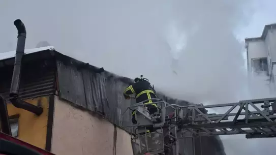 Sivas’taki iki katlı evin çatısında çıkan yangın