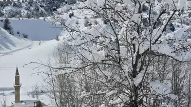 Buzla kaplı barajın yakın çekim görüntüsü