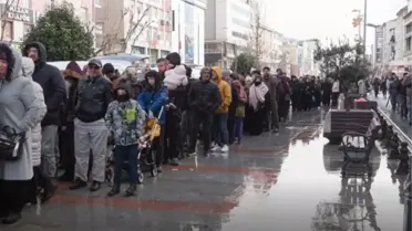 Hamsi dağıtımı sırasında kalabalık