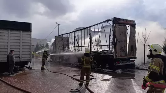 Yangın sonrası yanmış TIR ve mobilya