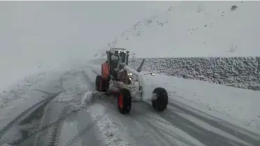 Kar temizleme ekipmanları Tunceli‑Erzincan yolunda çalışıyor