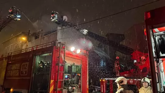 İtfaiye ekiplerinin yangını söndürürken görüntüsü
