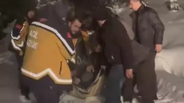 Kurtarma ekibi ve taşınan hasta