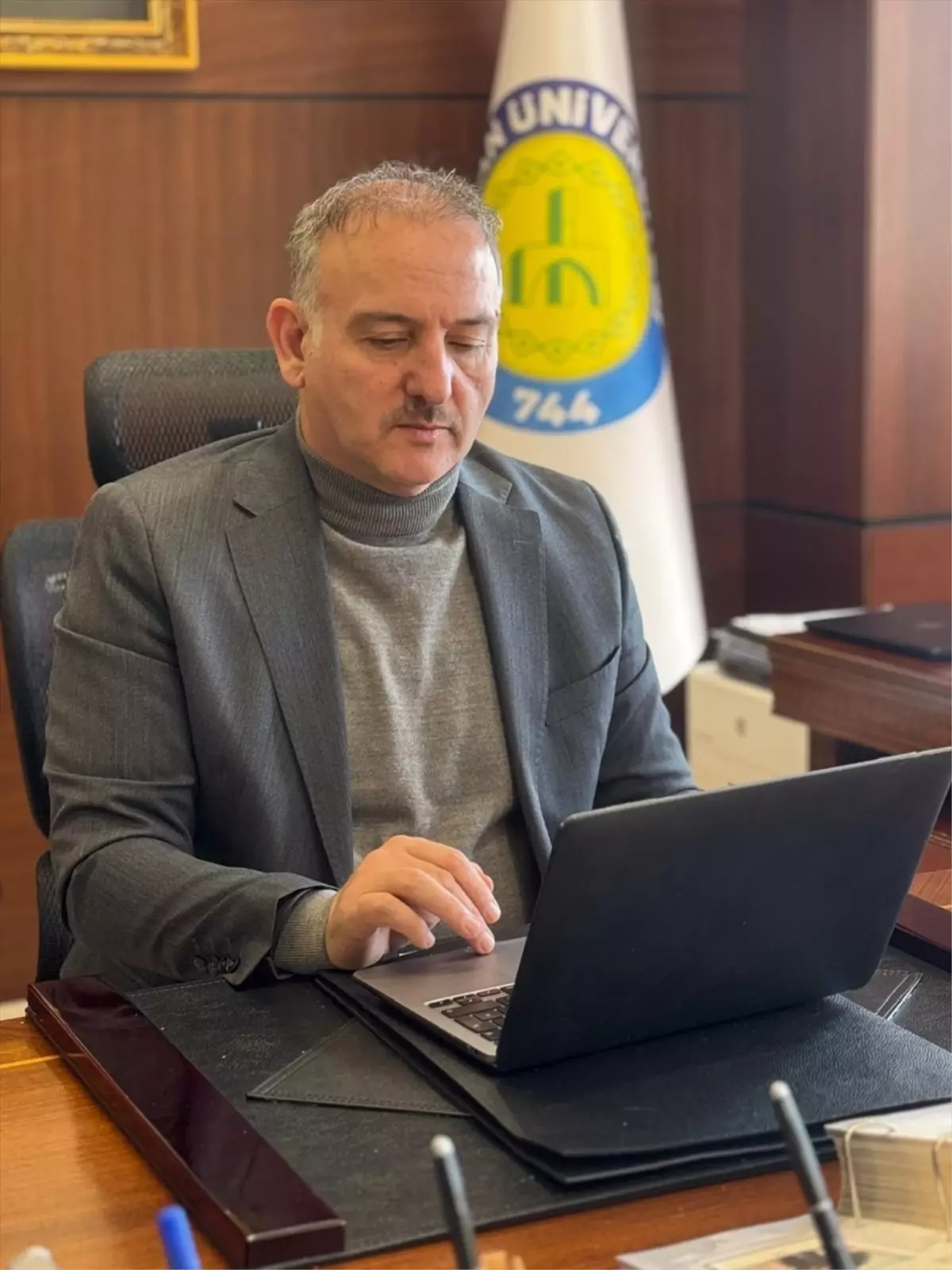 Harran Üniversitesi Rektörü Güllüoğlu, AA’nın “Yılın Kareleri” Fotoğraf Oylamasını İnceledi