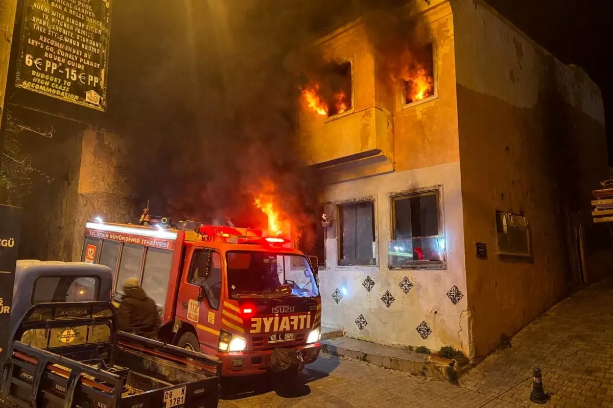 Kuşada'da Metruk Bina Yangını Hızlı İtfaiye Müdahalesiyle Kontrol Altına Alındı