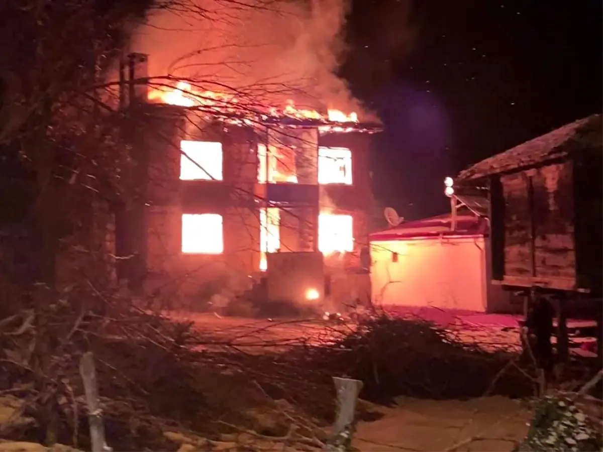 Ünye'de Sobadan Çıkan Yangın Müstakil Evi Yok Etti