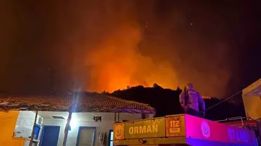 Yangın söndürülürken itfaiye ekipleri