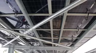 Güneş panelleriyle kaplanan otoparklar