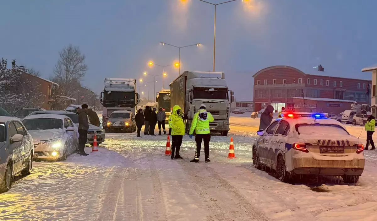 Kop Dağı Geçidi Yoğun Kar Nedeniyle Trafiğe Kapandı
