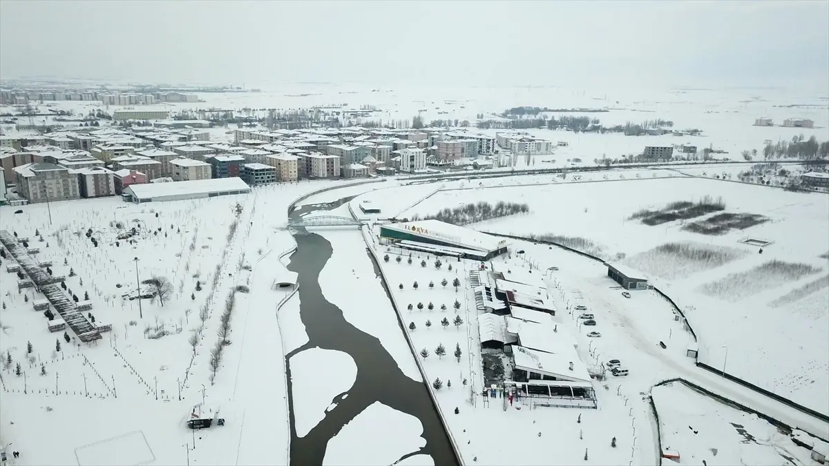 Ağrı’da Karla Kaplı Sokaklar ve Evler Dronla Görüntülendi