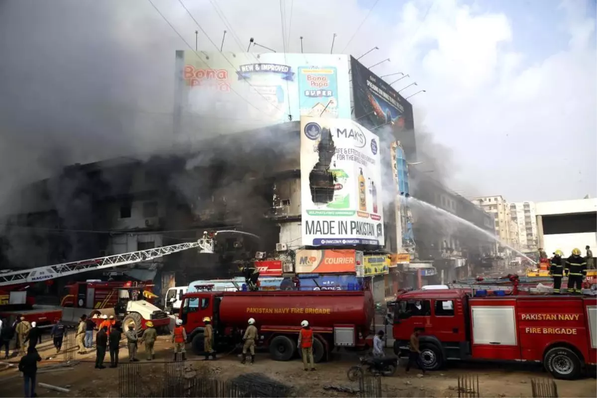 Karaçi Alışveriş Merkezi Yangınında Ölüm Sayısı 14'e Ulaştı