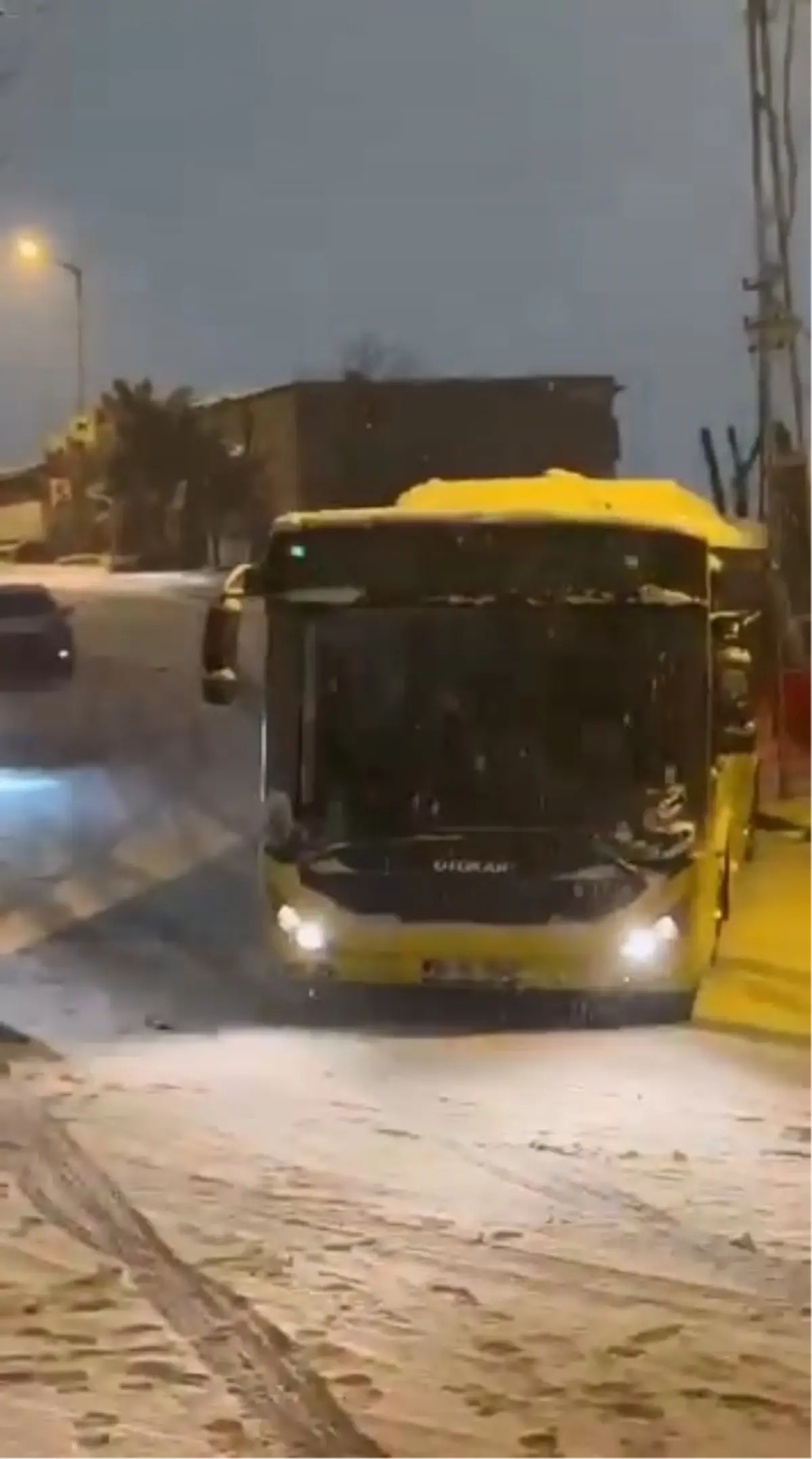 İstanbul’da Şiddetli Kar Yağışı Trafiği Felçledi, İETT Otobüsü Elektrik Direğine Çarptı