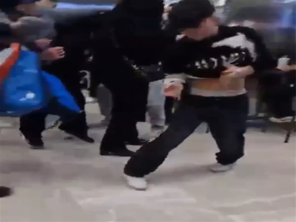 Alışveriş Merkezinde Bıçaklı Kavga: İki Genç Tutuklandı