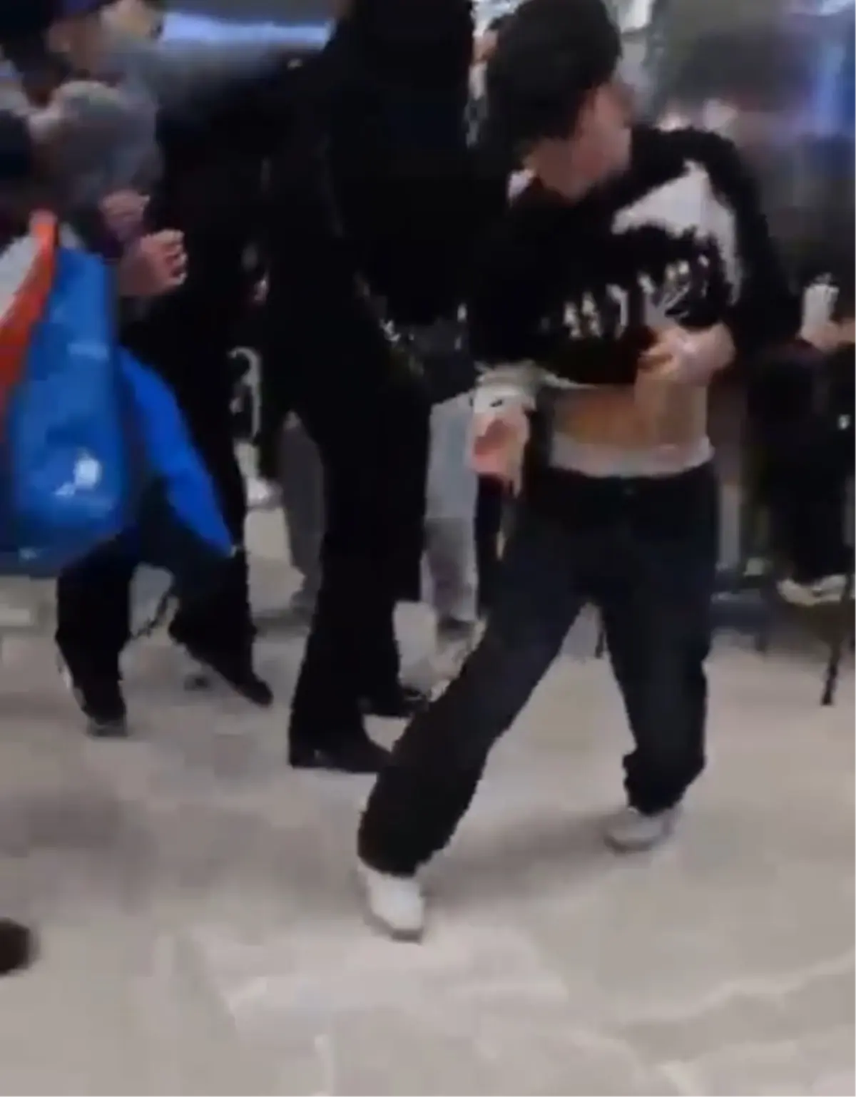 Ankara AVM'sinde Kız Arkadaş Meselesi Nedeniyle Bıçaklı Kavga: 1 Yaralı