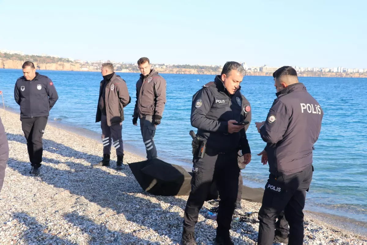 Antalya Konyaaltı Sahilinde Balık Tutarken Oltaya Takılan Ceset Çıkarıldı