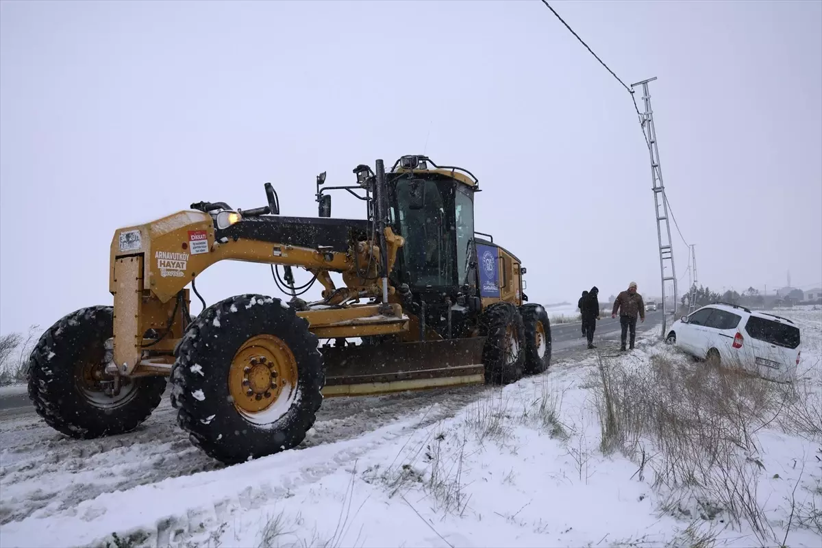 Arnavutköy Belediyesi Karla Mücadelede 24 Saat Kesintisiz Hizmet Sunuyor