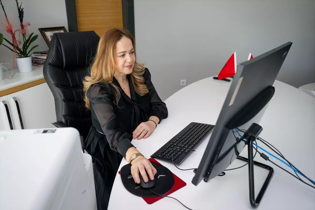 Blerta Kadzadej, AA’nın Yılın Kareleri Oylamasında Büyükelçilik Görevini Yansıtan Fotoğrafları İnceliyor