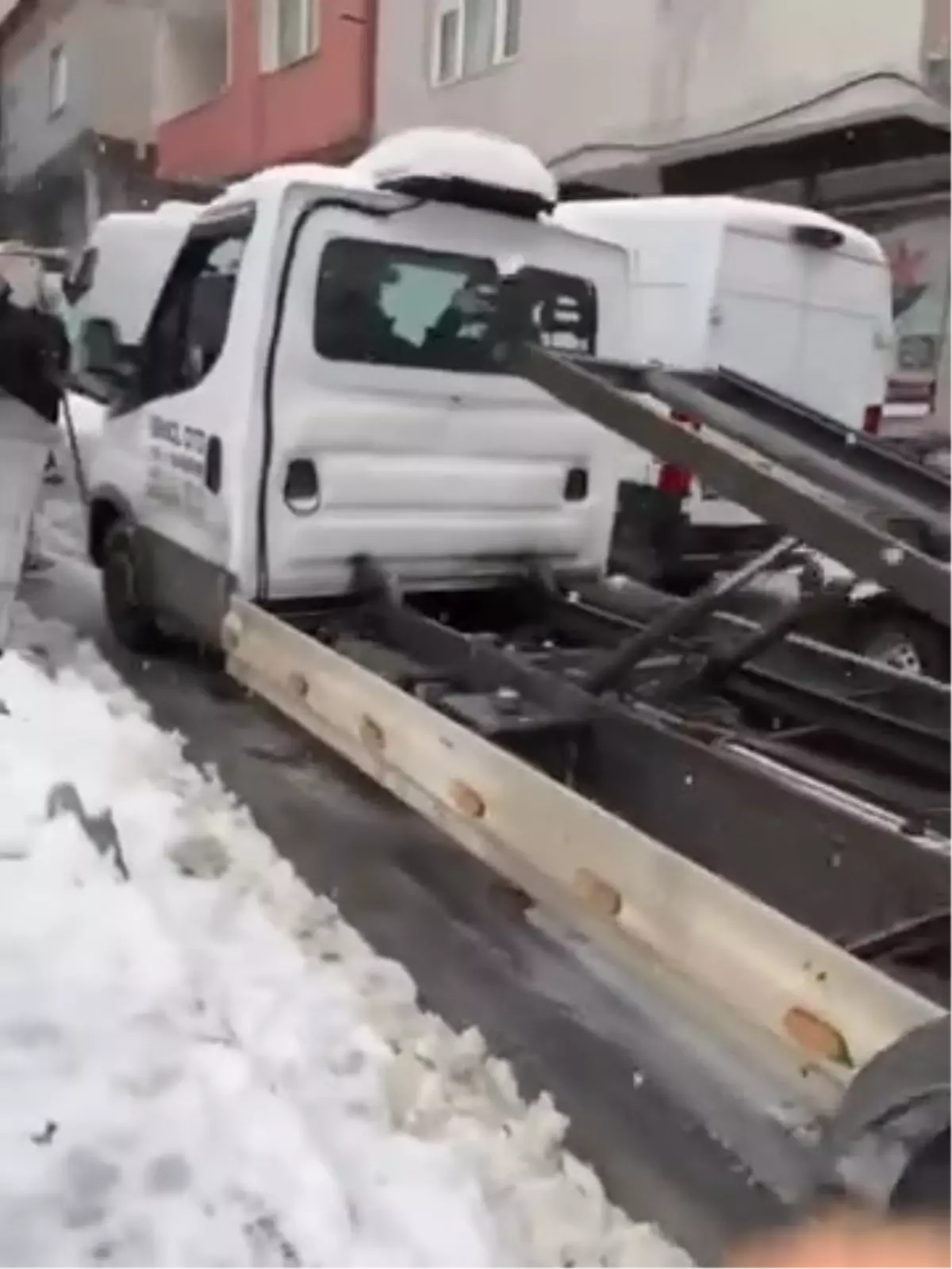 Bağcılar’da Yoğun Kar Yağışı Ambulansı Sokakta Kilitledi