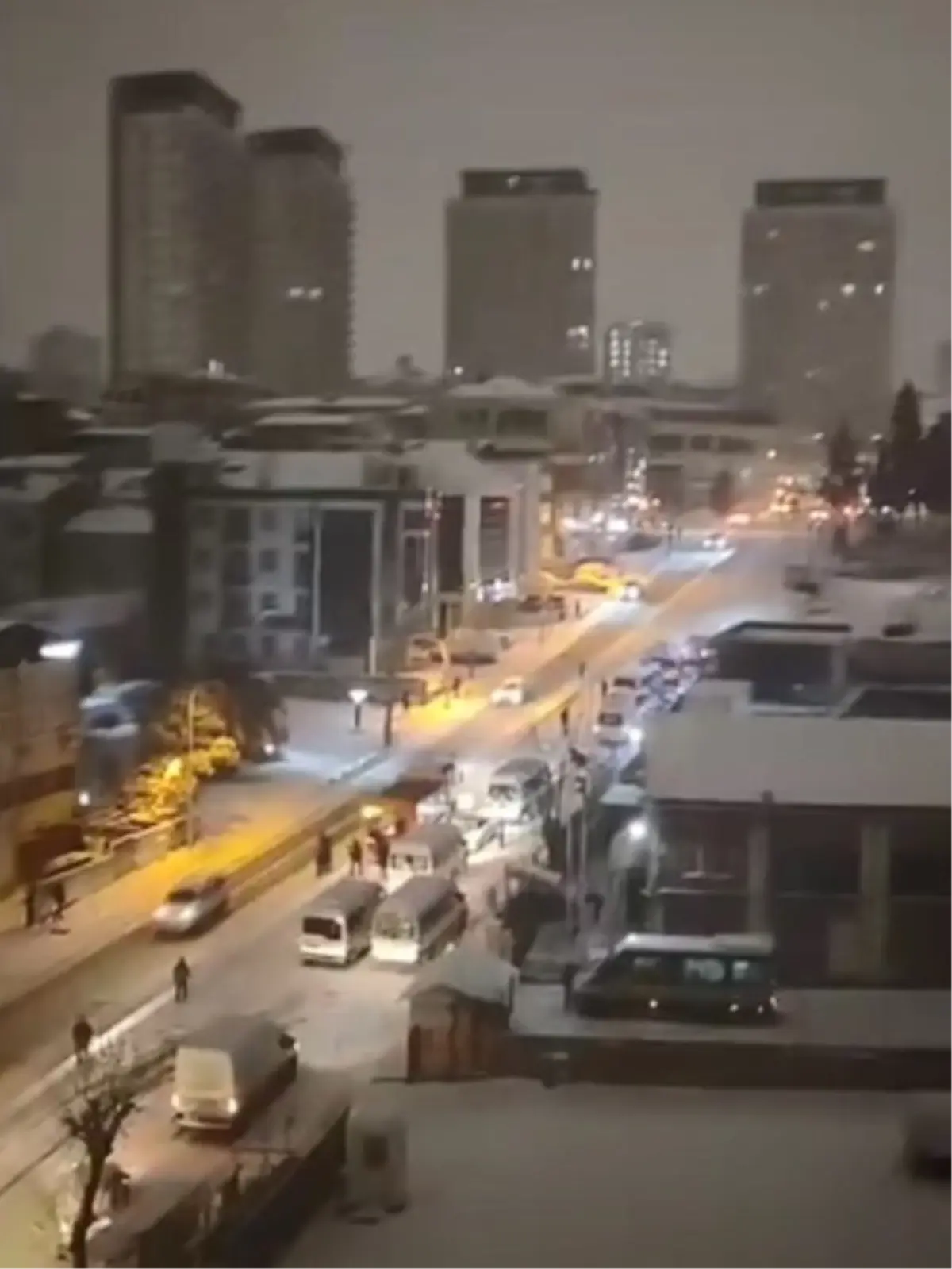 İstanbul’un Bağcılar ve Bahçelievler Semtlerinde Şiddetli Kar Yağışı Trafiği Felçledi