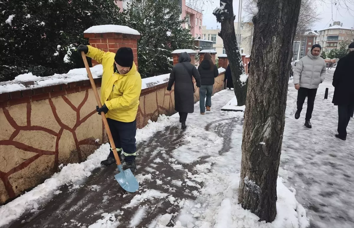 Bahçelievler Belediyesi Kar Yağışıyla Mücadelede 7/24 Hizmet Sunuyor