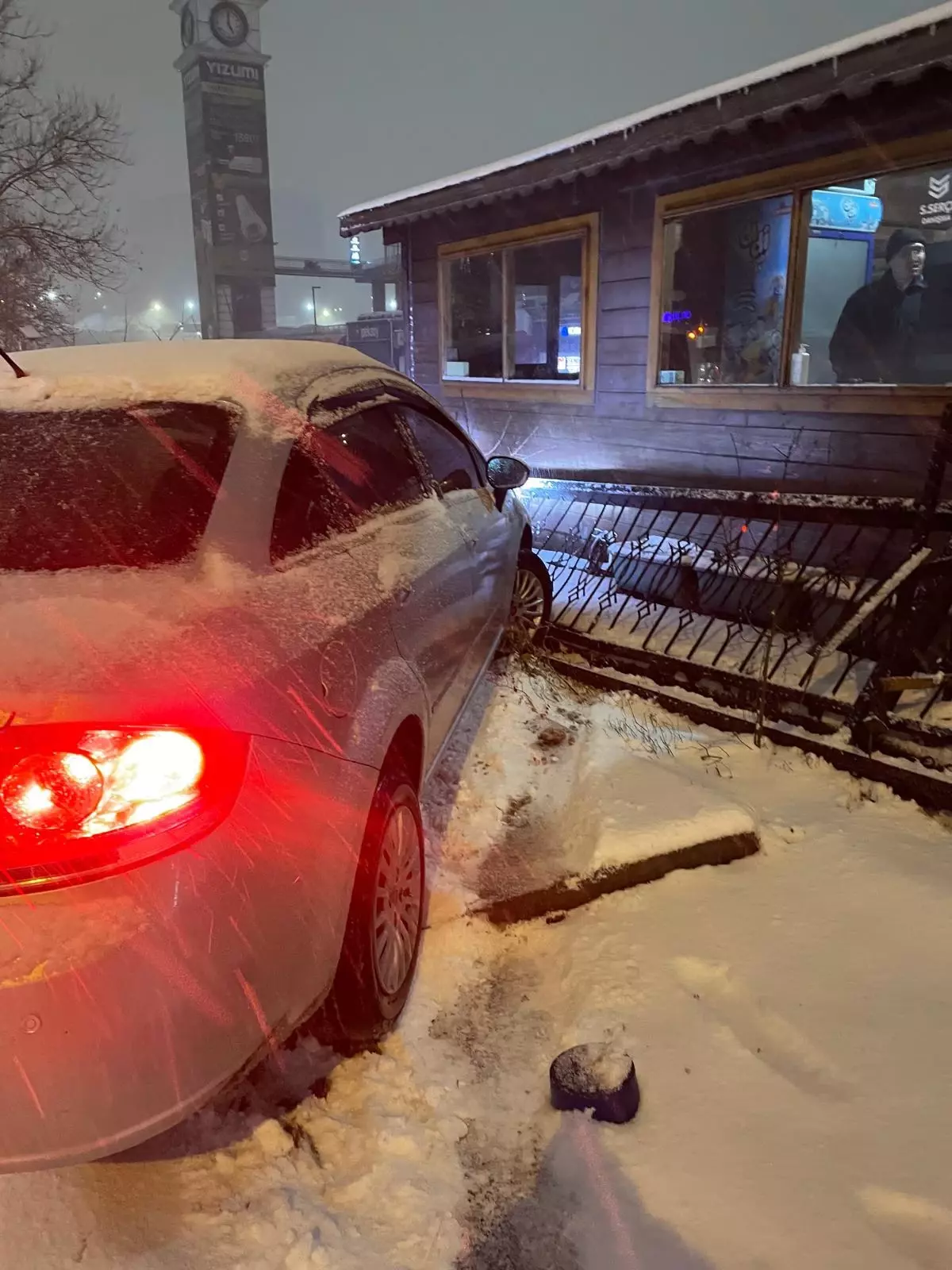 Başakşehir'de Karla Kaygan Yolda Güvenlik Kulübesine Çarpan Araç Kazası