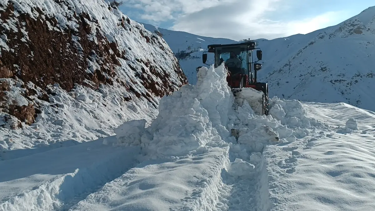 Batman’da 1,5 Metre Kalınlığındaki Kar, 213. Yolun Kapalı Kalmasına Neden Oldu