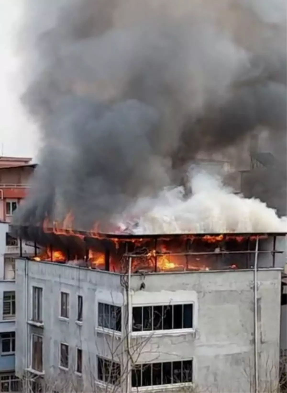 Samsun İlkadım’da 2 Katlı Binanın Çatı Katında Yangın Çıktı