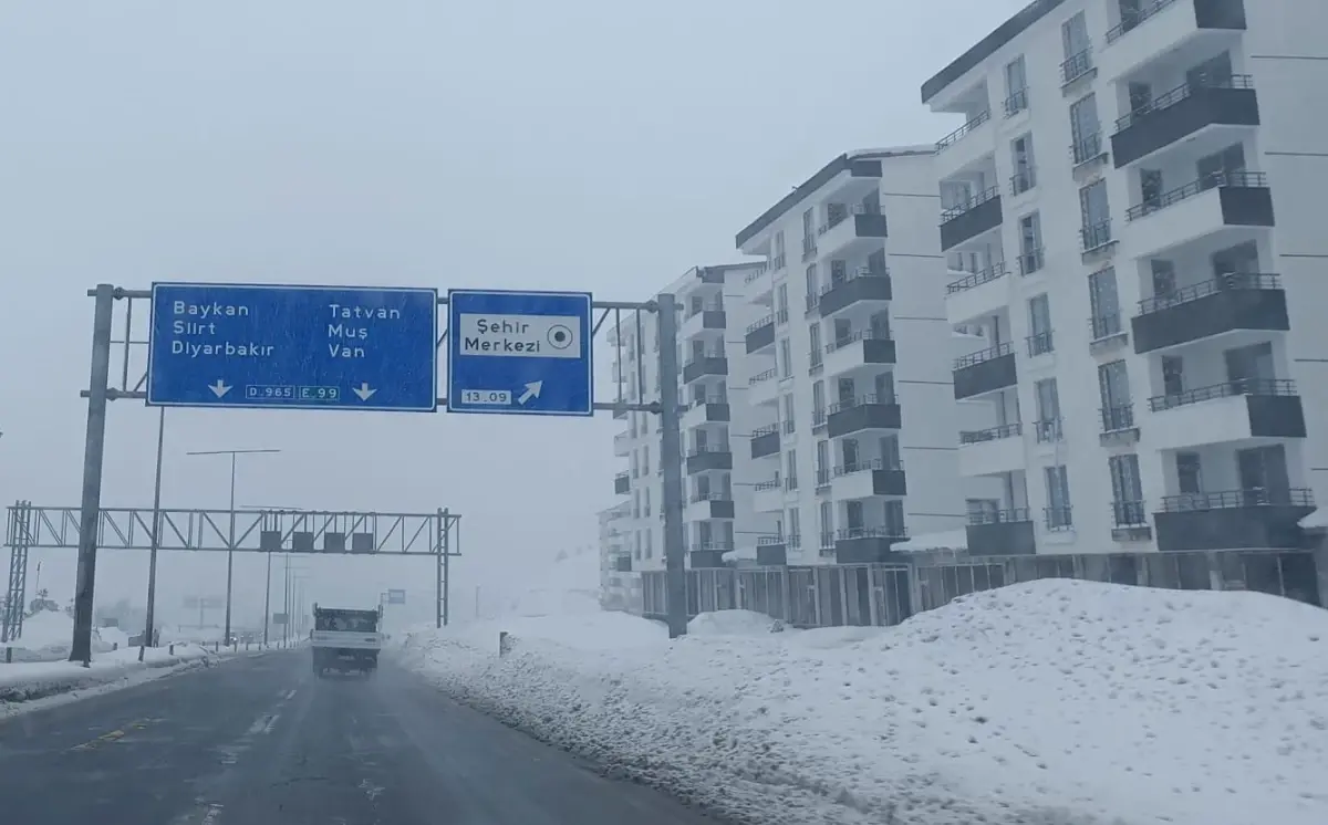 Bitlis-Baykan Yolu Yoğun Kar Nedeniyle Ağır Vasıta Trafiğine Kapandı