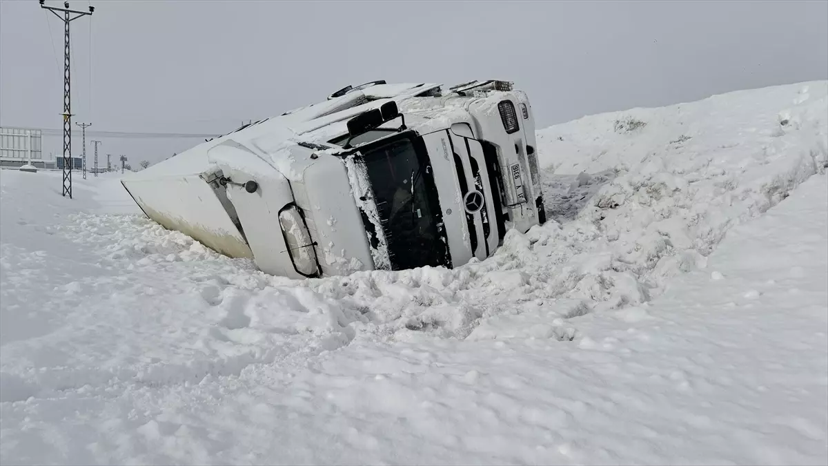 Bitlis-Tatvan Kar Yolunda Tır Devrildi, Can Kaybı Yok