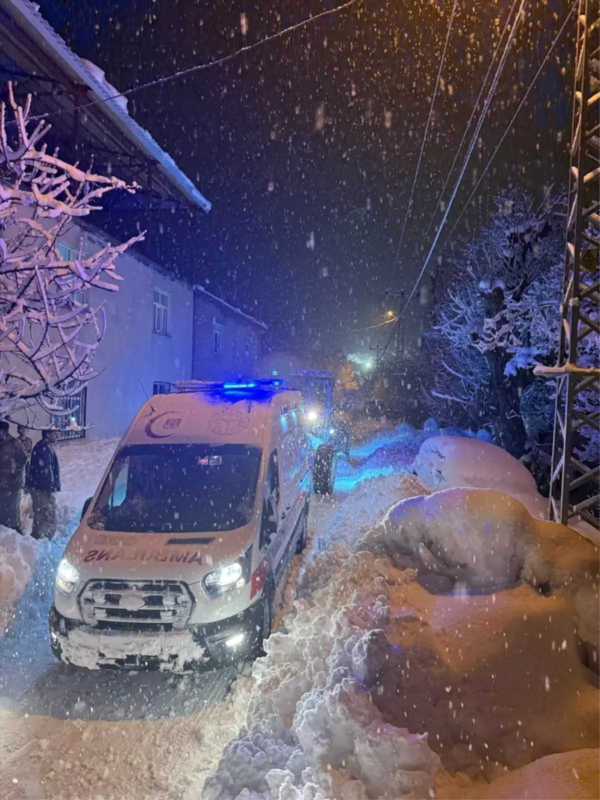 Bitlis’te Karla Kaplı Köyde Acil Sağlık Ekipleri Hızlı Müdahale Sağladı