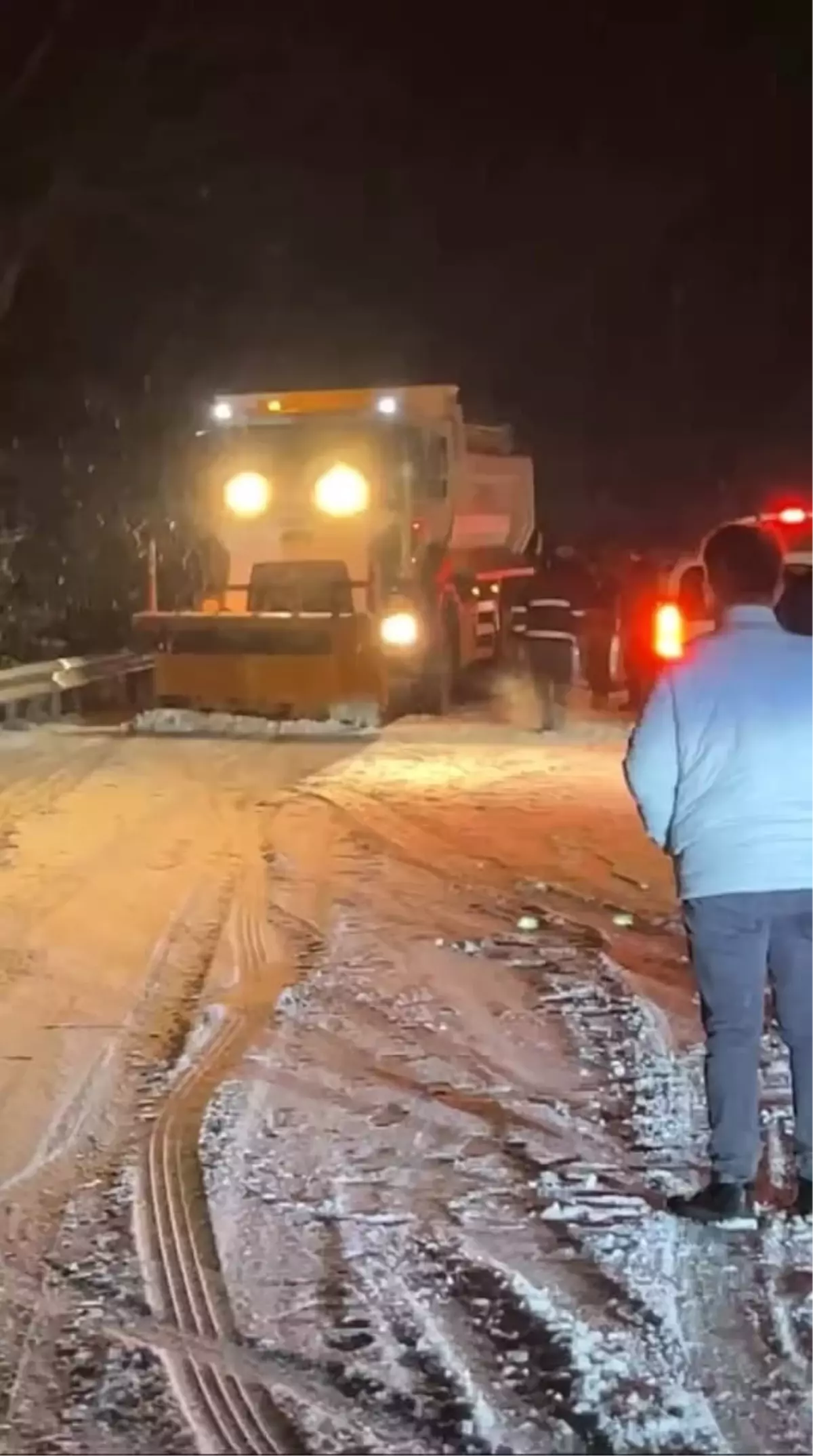 İnegöl'de Şiddetli Kar Yağışı Yol Kapatılmasına Yol Açtı