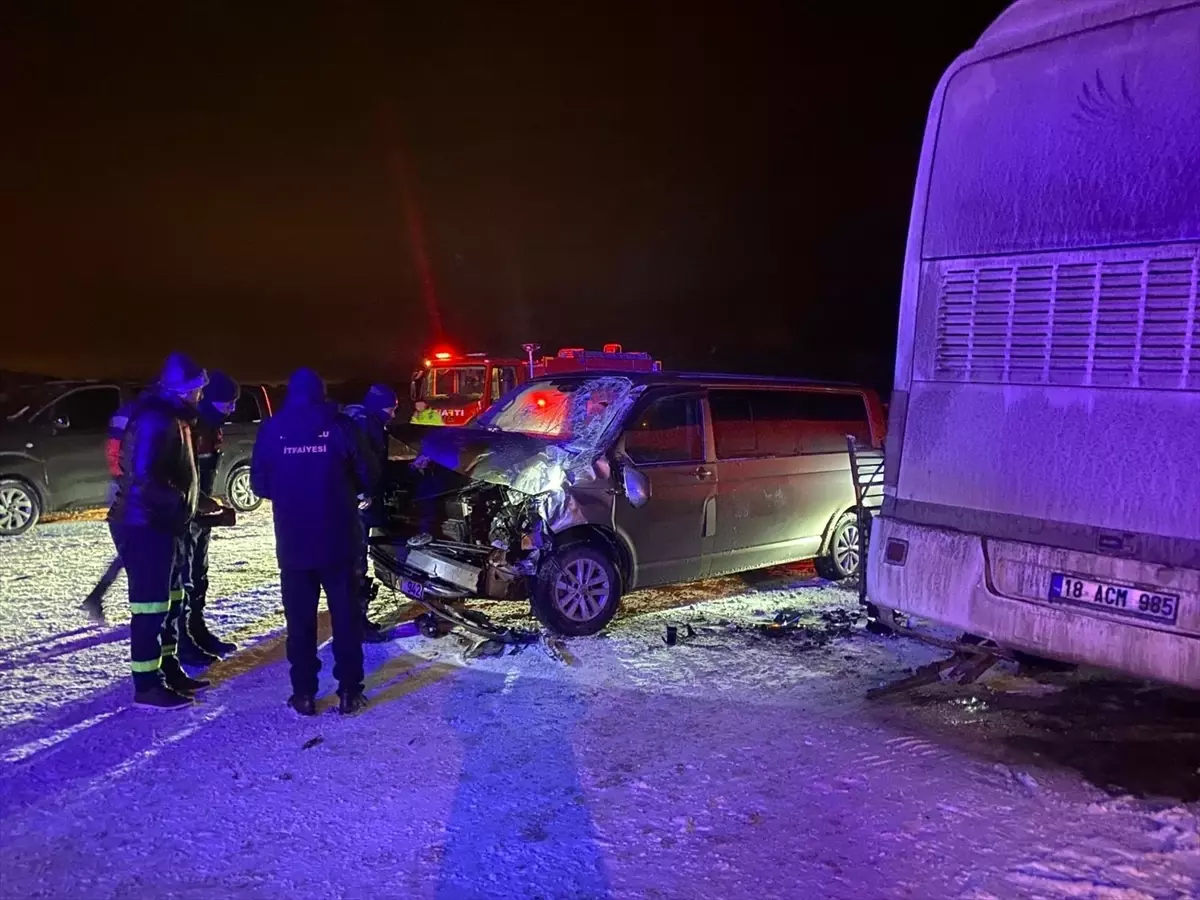 Çankırı'da Panelvan ve Servis Otobüsü Çarpıştı: 3 Kişi Yaralandı