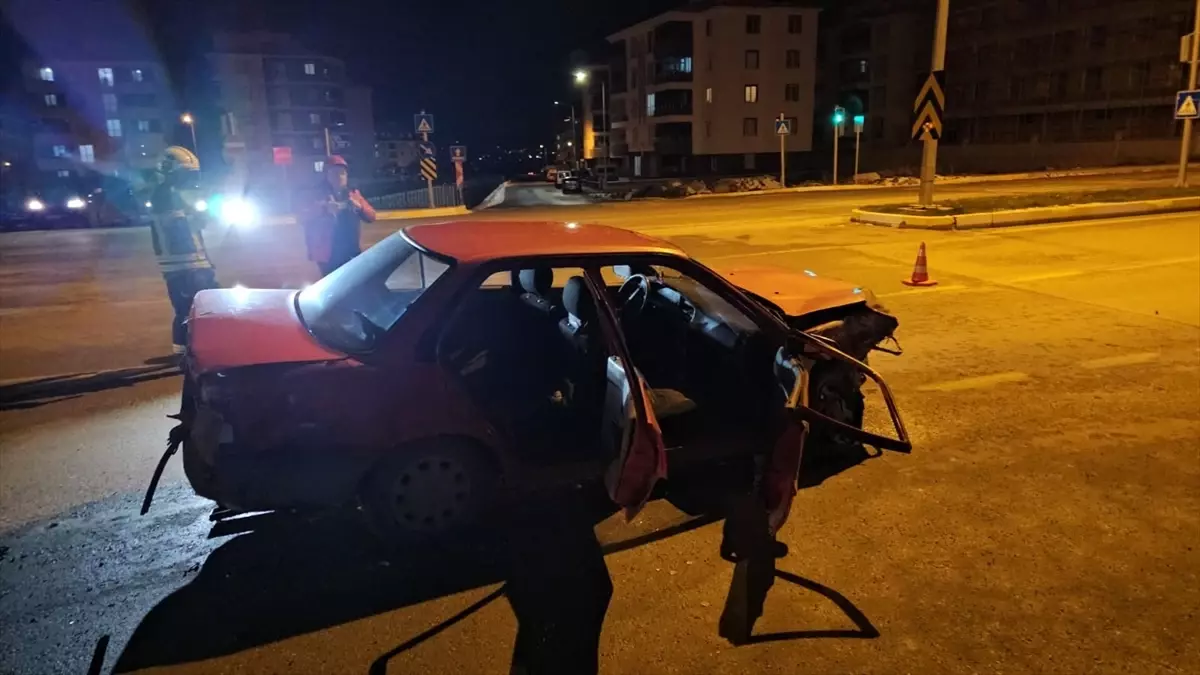 Çorum’da İki Otomobil Çarpıştı: 4 Yaralı, Sürücülerden Biri Belgesiz