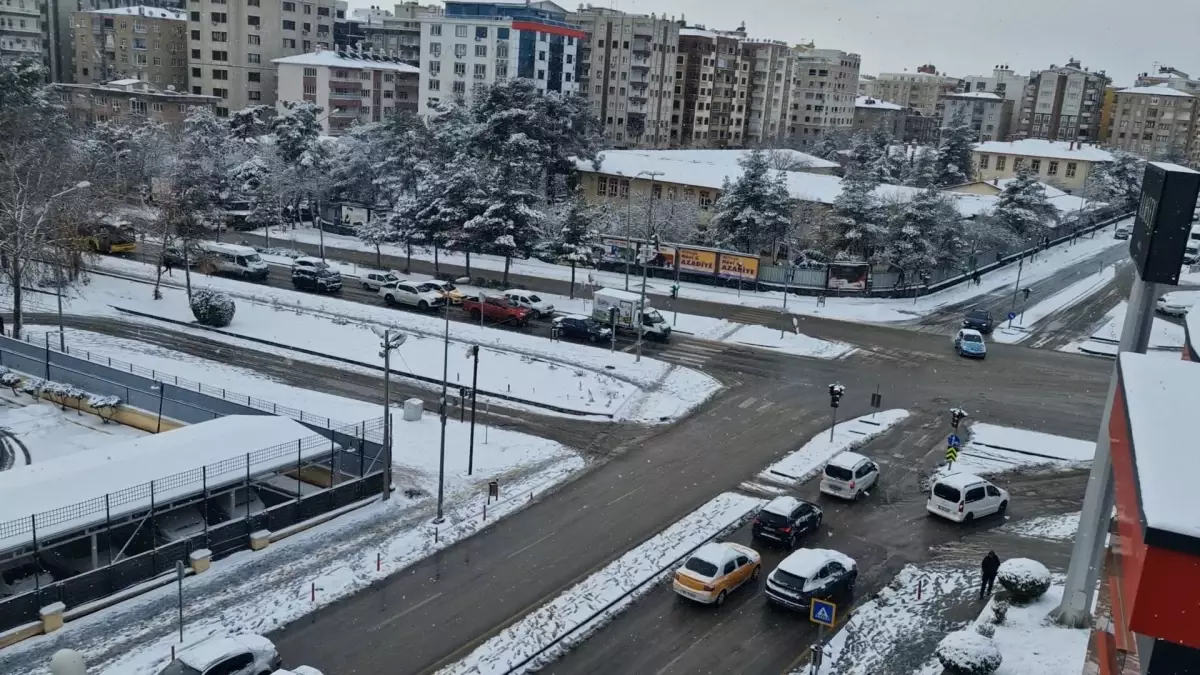 Diyarbakır’da Şiddetli Kar Yağışı Uçuşları ve Trafiği Olumsuz Etkiledi