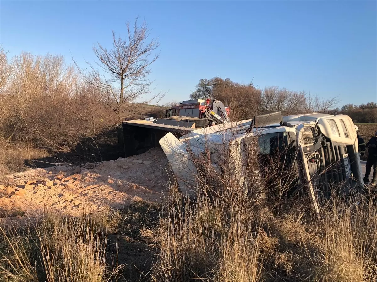 Edirne-Lalapaşa Yolunda Tır Kazası: Sürücü Hastaneye Kaldırıldı