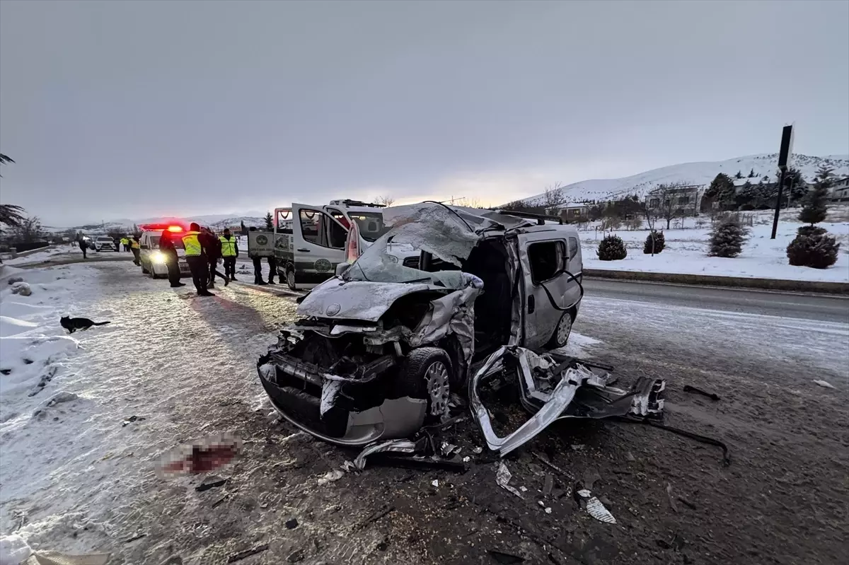 Elazığ'da Hafif Ticari Araç Tıra Çarptı: 2 Kişi Hayatını Kaybetti
