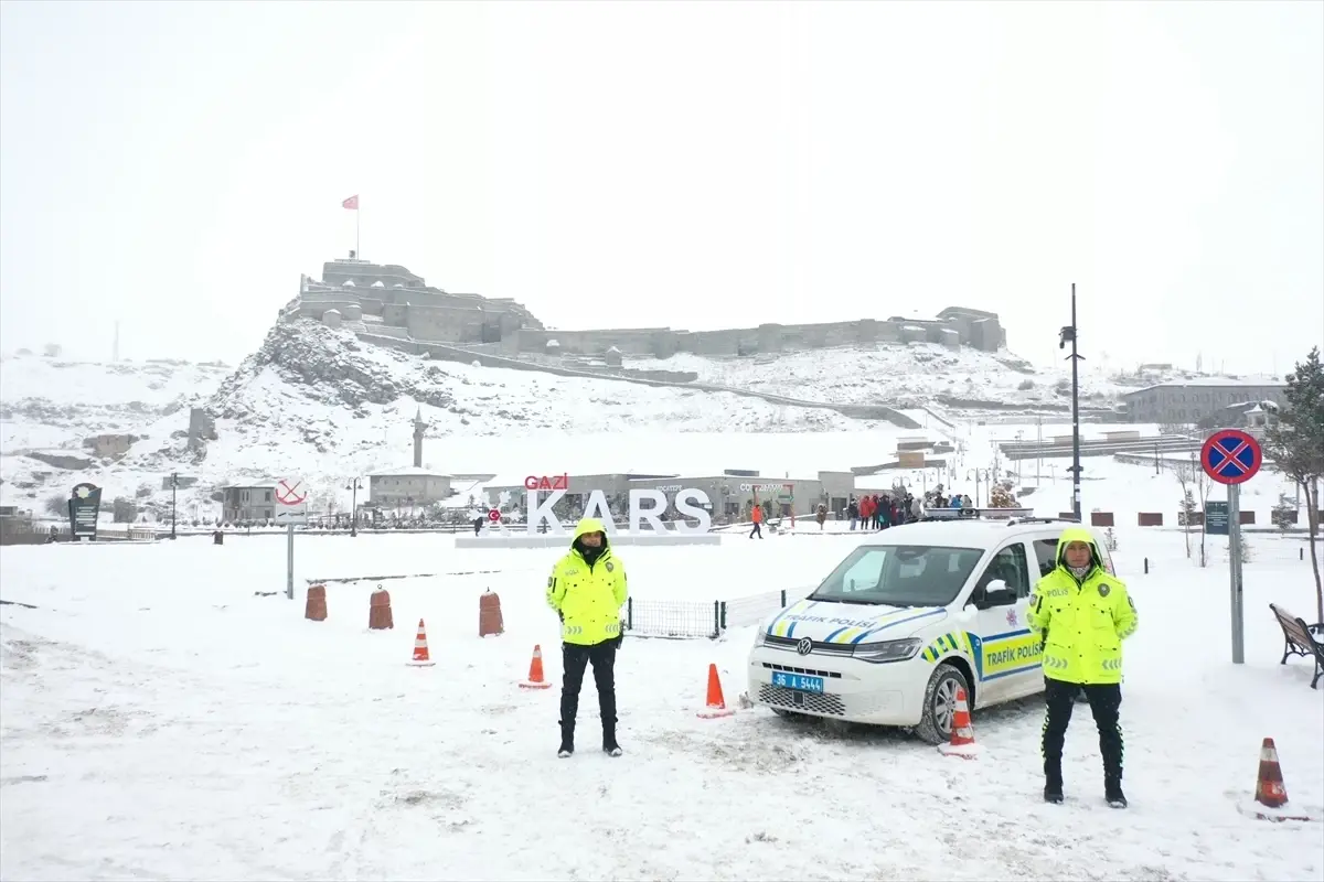 Doğu Anadolu’da Şiddetli Kar Yağışı Ulaşımı Etkiliyor