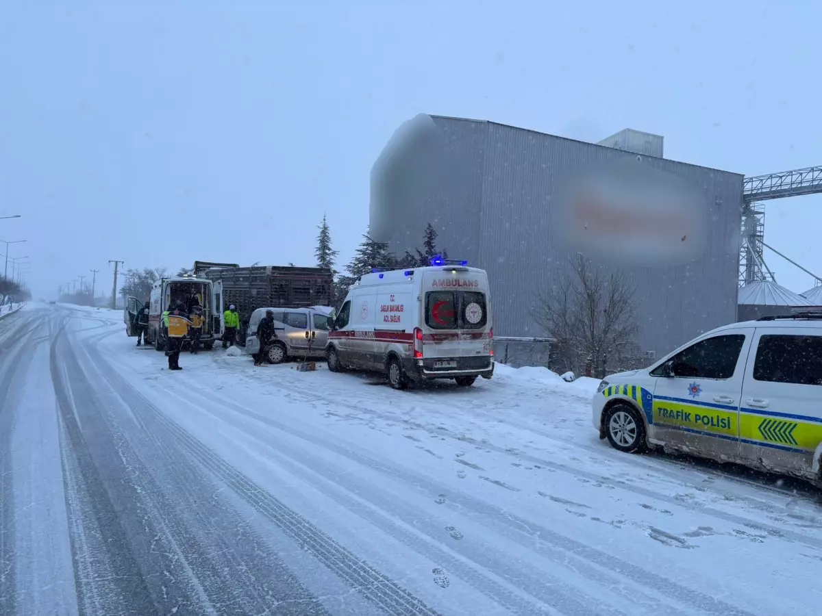 Elazığ’da Kar Yağışı Nedeniyle Trafik Kazası: Çift Hayatını Kaybetti