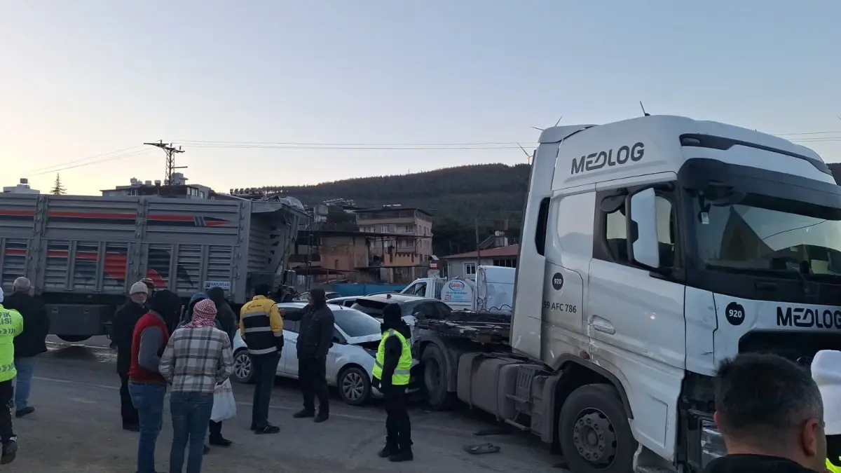 Hatay'ın Belen İlçesinde Buzlu Yolda Zincirleme Kaza: 11 Yaralı