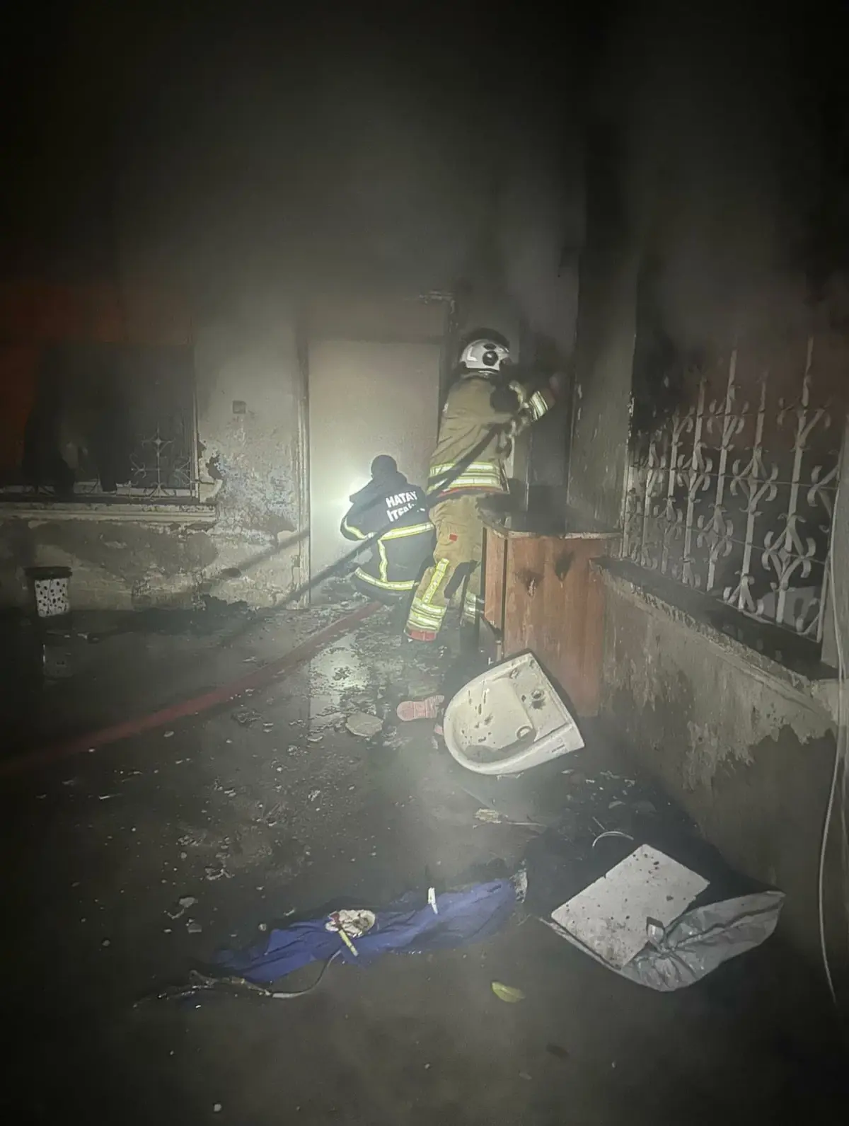 Reyhanlı'da Yangın Sırasında Mahsur Kalan Kedi İtfaiye Ekibi Tarafından Kurtarıldı