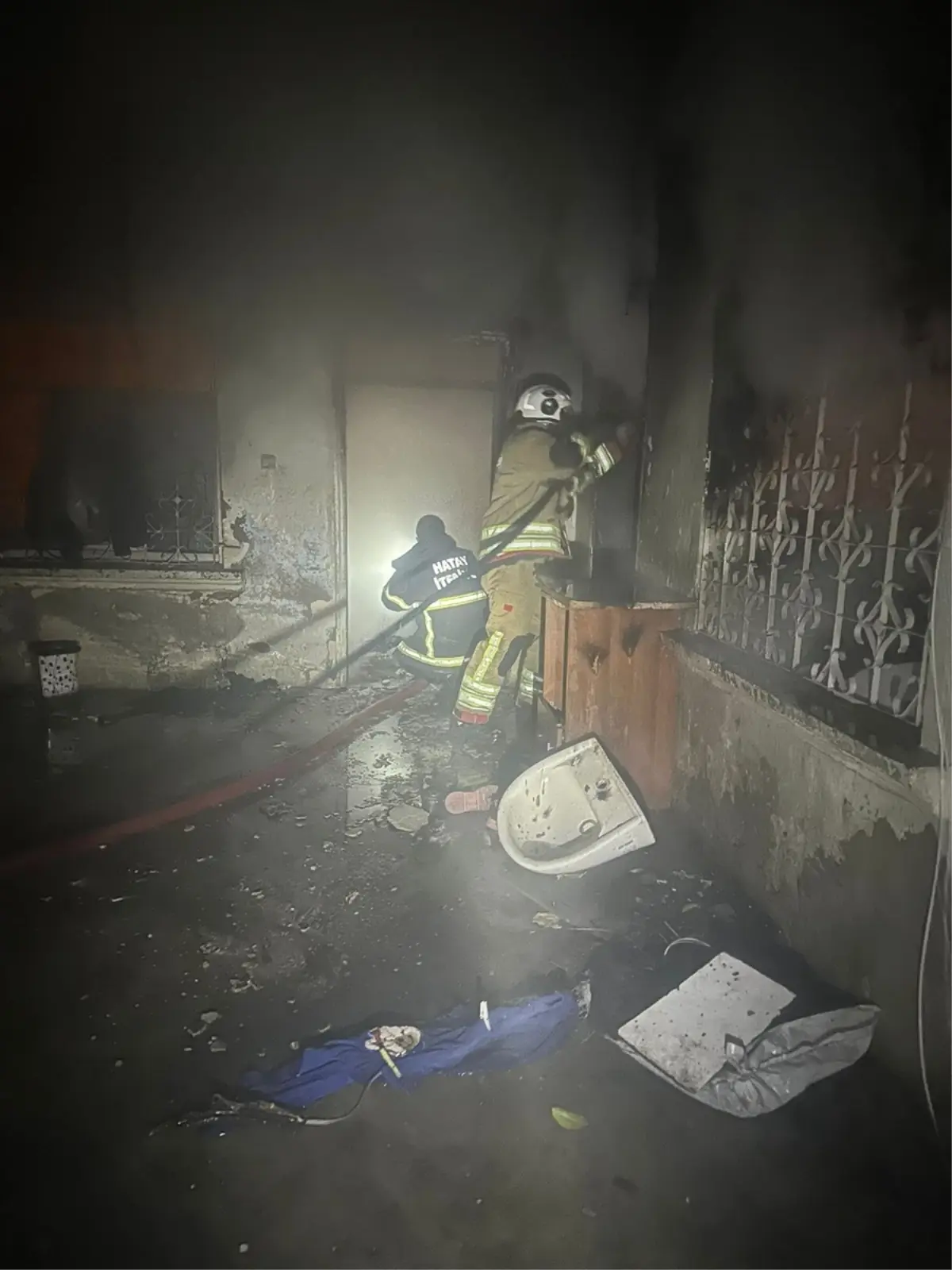 Reyhanlı’da Ev ve Elektrikli Bisiklet Yanarken İtfaiye Kediyi Kurtardı