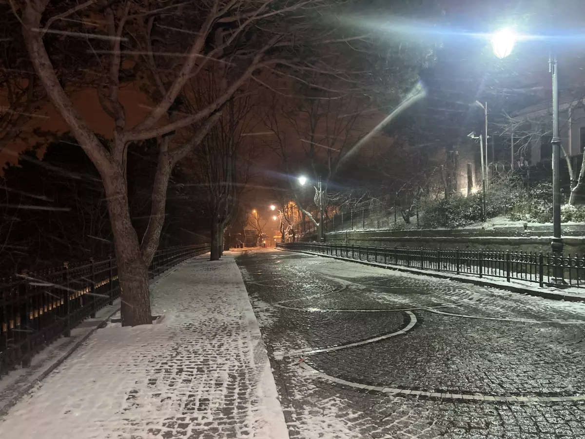 İstanbul’da Gece Boyunca Süren Kar Yağışı Şehri Beyaza Çevirdi