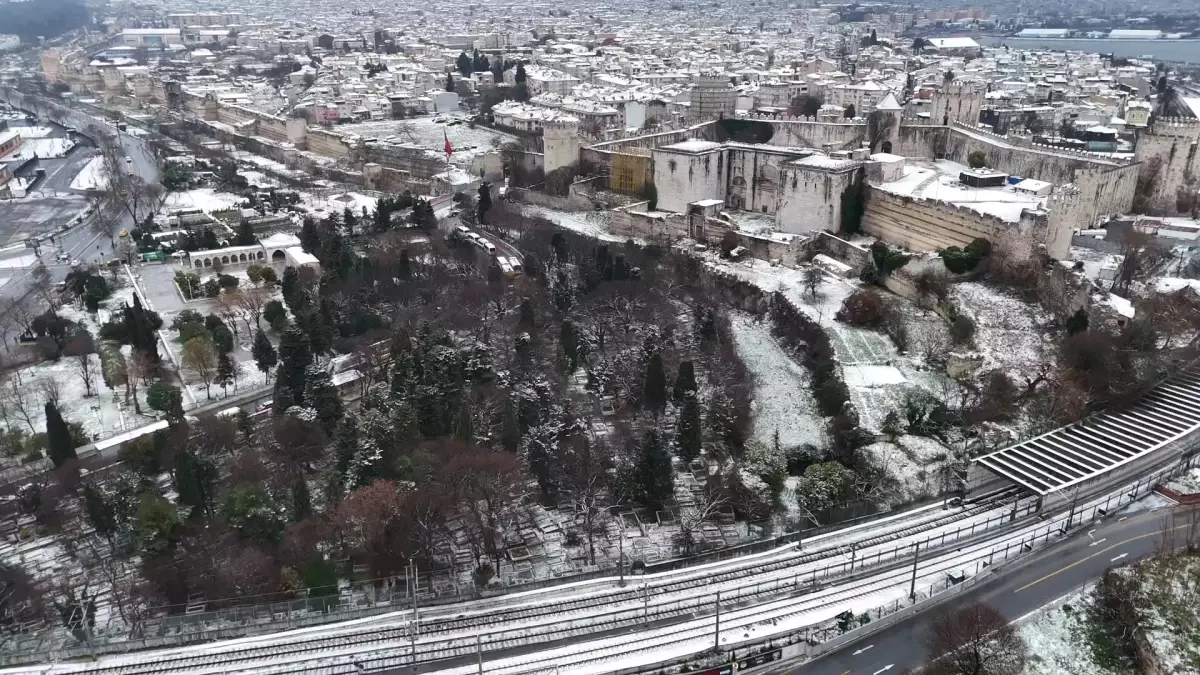 İstanbul’da Şiddetli Kar Yağışı Tarihi Yarımadayı Beyaz Bir Battaniyeye Dönüştürdü