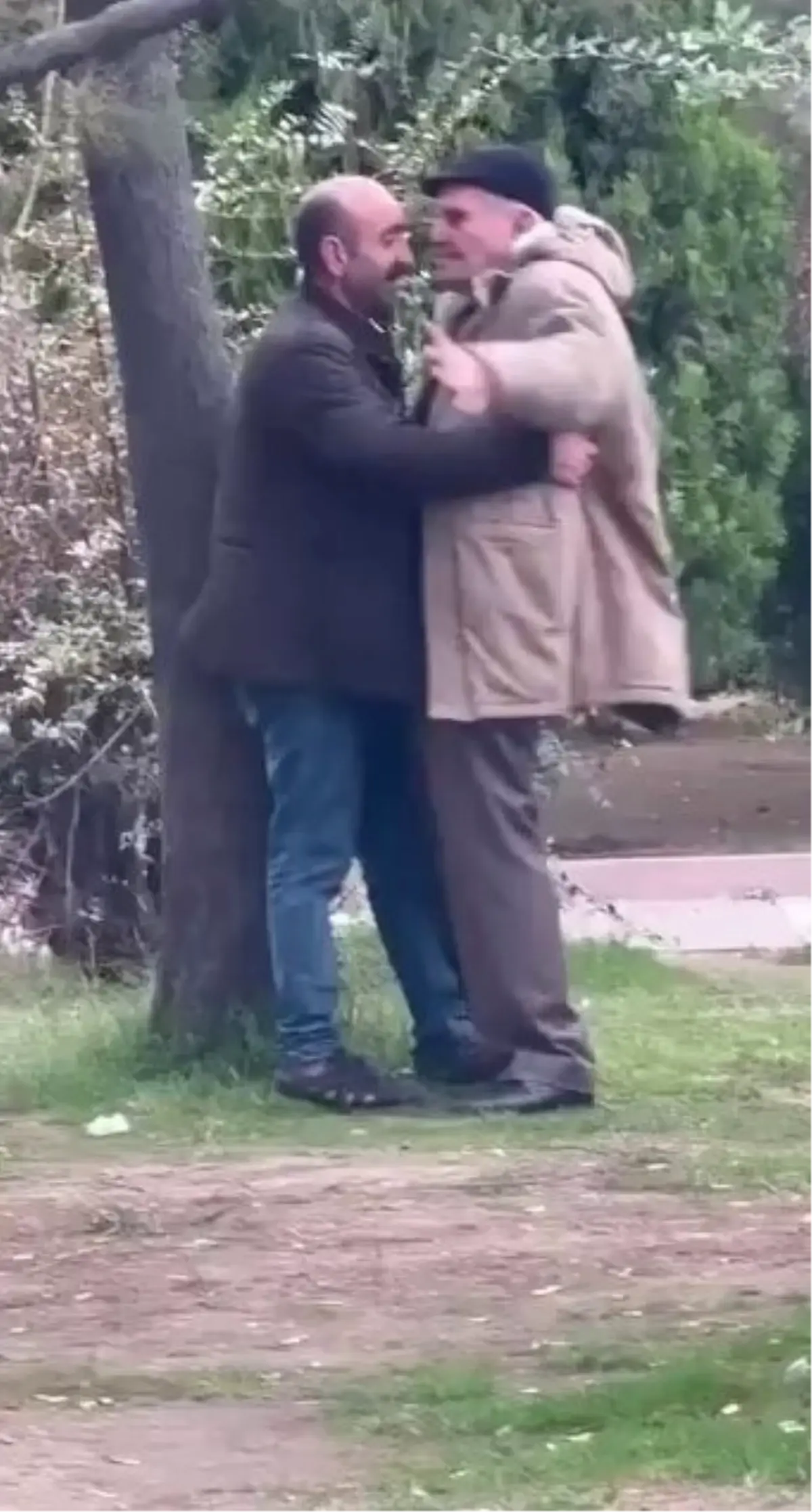 Sefaköy Parkında Dikkat Çeken An: İki Adamın Sessiz Öpücüğü