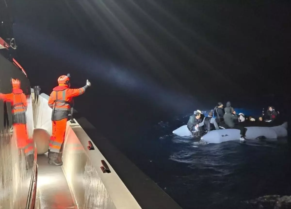 Urla Açıklarında 24 Düzensiz Göçmen Kurtarıldı